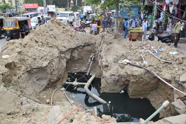 पीएनजी गैस पाइप लाइन के नाम पर खोद डाला शहर