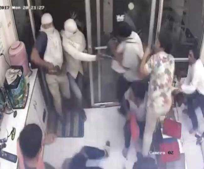 मथुरा में सर्राफा लूट कांड सीसीटीवी में कैद, तीन पुलिसकर्मी निलंबित