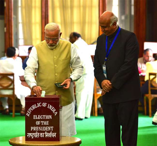 3 मिनट पहले वोट देने पहुंचे मोदी, कहा- स्कूल भी समय से पहले पहुंचता था