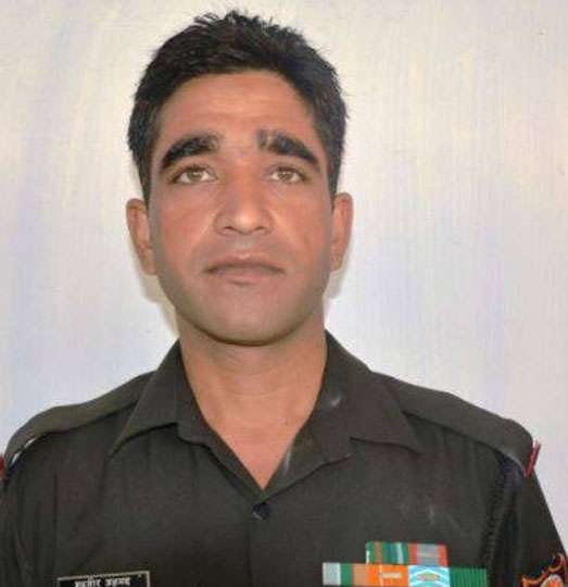 पाक फायरिंग में भारतीय जवान शहीद, डीजीएमओ के बीच हुई वार्ता