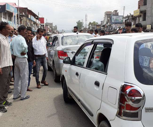 जसूर में अचानक हाईवे पर आ गए लावारिस बैल को बचाते टकराई तीन कारें Kangra News