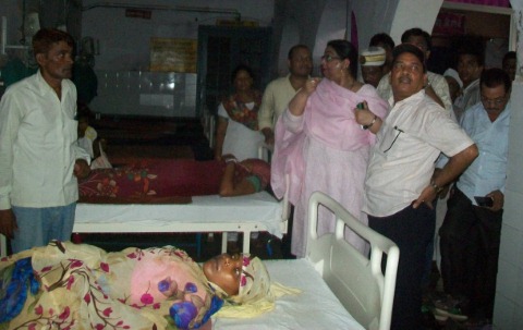 जनरेटर से पंखा न चलने पर डीएम खफा
