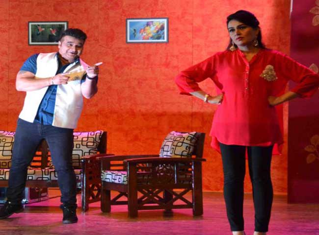 तस्वीरें : रंगमंच पर असरानी, पद्मिनी और चित्रांक्षी का जलवा