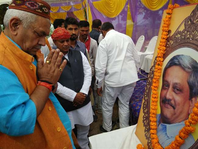 चुनाव जन संवाद में शामिल हुए रेल राज्य मंत्री, गोवा के सीएम को दी श्रद्धांजलि