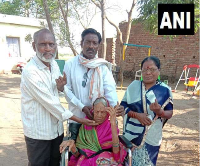 महाराष्ट्र: लातूर में 105 वर्षीय महिला ने किया मतदान