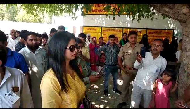 lok sabha election2019: क्रिकेटर शमी की पत्नी हसीन जहां वोट डालने कोलकाता से पहुंचीं अमरोहा