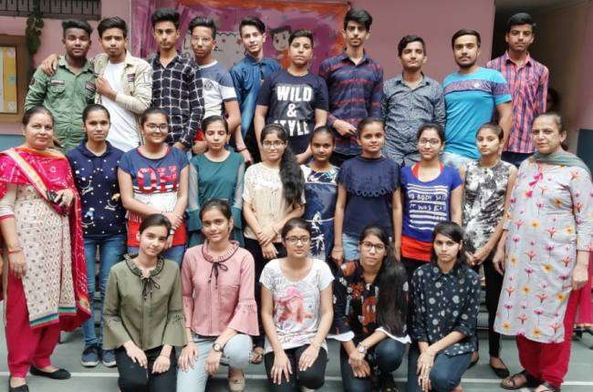 नंबरों के लगाए ढेर, होनहारों को पलकों पर बैठाया