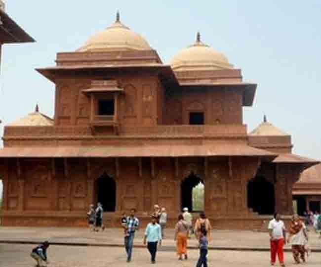 फतेहपुर सीकरी जाएं तो बीरबल पैलेस, पचीसी न्यायालय सहित ये 10 जगहें देखना न भूलें