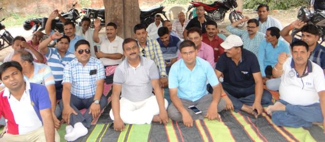 एमडी के आश्वासन पर खत्म हुआ बैंक कर्मियों का हड़ताल