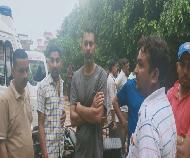 पूर्व क्रिकेटर प्रवीण कुमार के ससुर की छत से गिरकर मौत Meerut News