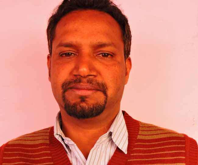 पिता के सपनों को आकार दे रहे यह शिक्षक, फैला रहे हरियाली