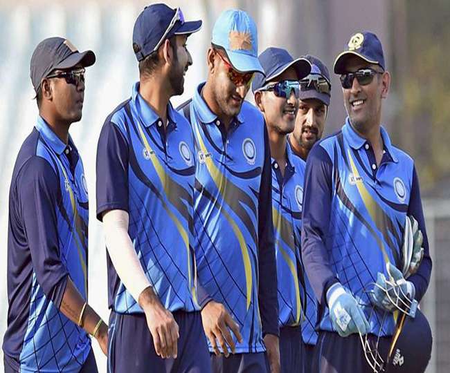 बीच मैदान में चोरी हुआ धौनी की टीम का सामान, कुछ इस तरह हुई चोरी