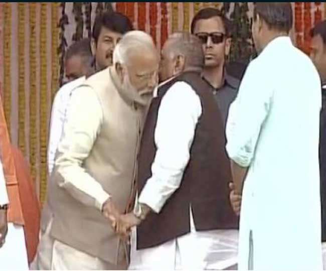 PM के कान में क्या कह गए मुलायम, मोदी ने अखिलेश की पीठ भी थपथपाई