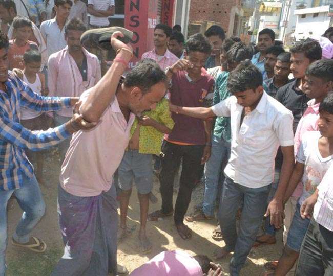 भीड़ का इंसाफ! रंगे हाथ पकड़े गए चोर को खंभे से बांध बुरी तरह पीटा