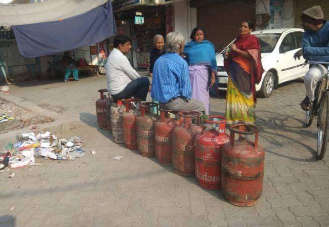एजेंसी मालिक और हाकरों की मिलीभगत का गोरखधंधा, सब्सिडी आई पर सिलेंडर नहीं