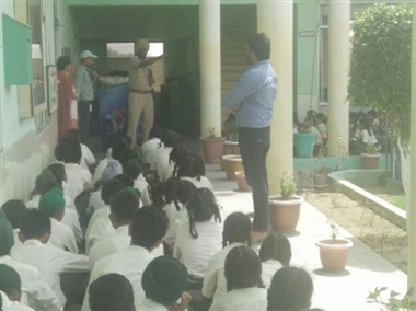विद्यार्थियों को यातायात नियमों की दी जानकारी