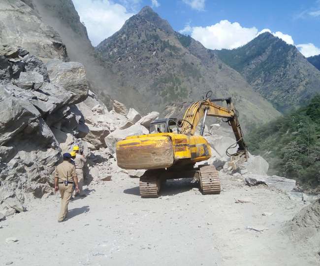 भूस्खलन से बदरीनाथ हाईवे बंद, 25 हजार तीर्थयात्री फंसे