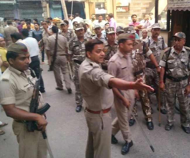 धर्मस्थल निर्माण को लेकर अलीगढ़ और हापुड़ में टकराव, पथराव और फायरिंग