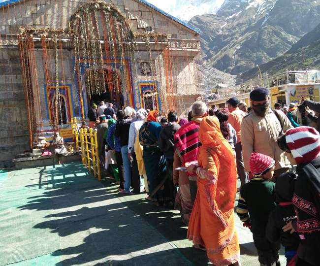 केदारनाथ में आम श्रद्धालुओं पर वीआइपी दर्शनों की मार