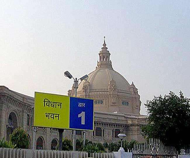 कानून व्यवस्था के मुद्दे पर विधानसभा में हंगामा, सपा-कांग्रेस का वाकआउट