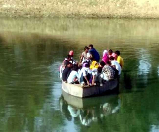 पहले खटिया, फिर नाव.. तब एंबुलेंस तक पहुंची प्रसूता