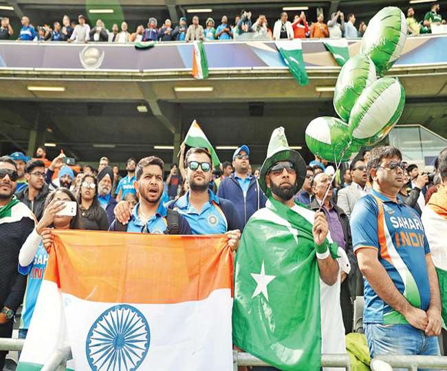 फाइनल में भारत-पाक की टीमों के अलावा दर्शकों में ऐसे हो रहा था मुकाबला