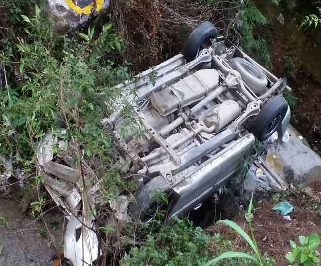 दिल्ली के पर्यटकों की कार खाई में गिरी, बच्ची सहित चार घायल