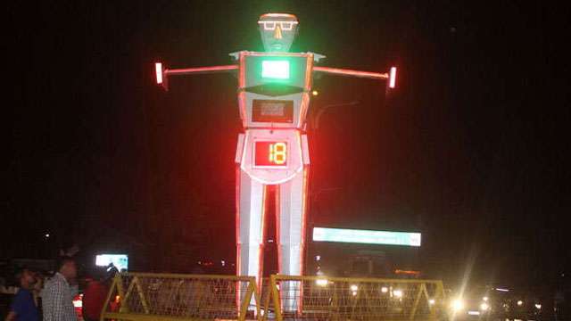 टेक्नॉलोजी का कमाल, रोबोट बना ट्रैफिक पुलिस
