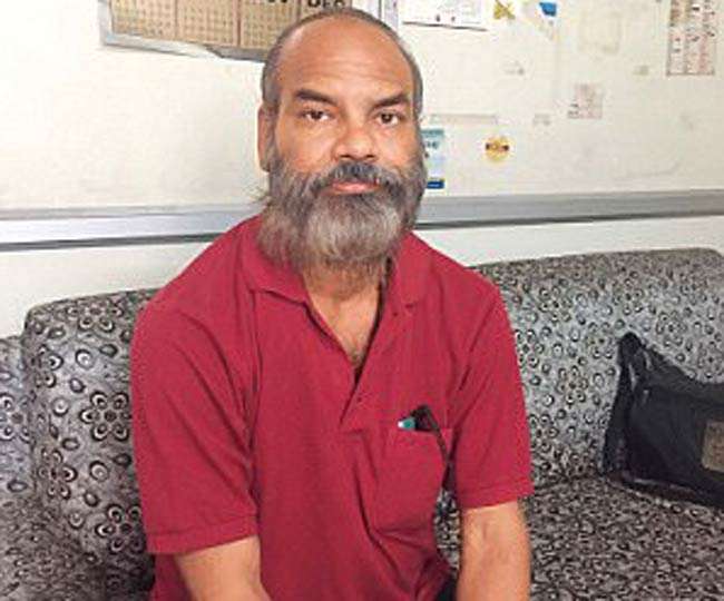यह आदमी योग करते-करते चबा जाता है लोहे की तस्तरी, ब्लेड, ट्यूबलाइट