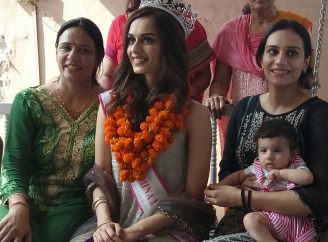 देखें तस्वीरें : गांव पहुंची मिस इंडिया, एक झलक पाने को बेताब हुए लोग 