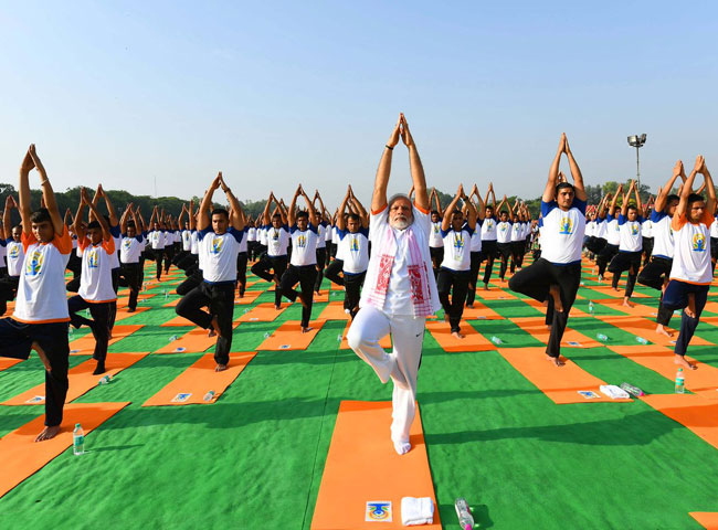 PIC: अंतरराष्ट्रीय योग दिवस पर पीएम मोदी ने देहरादून में किया योग