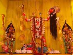 देवी के कटे गले से निकल रही रक्त की धाराओं में से एक-एक तीनों के मुख में जाती है