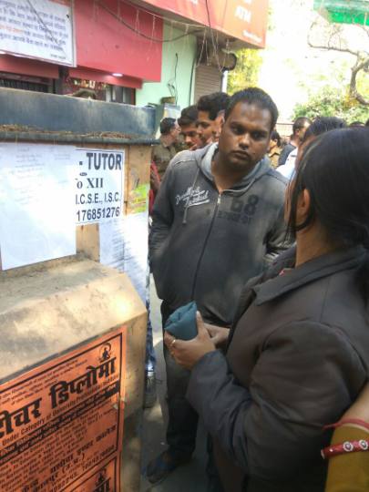 लॉकर धारकों ने किया यूनियन बैंक के सामने हंगामा