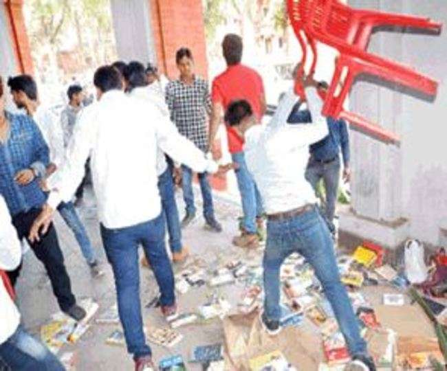 बरेली कॉलेज में बीएचयू प्रोफेसर ने आतंकवादी से की संघ प्रमुख की तुलना, बवाल