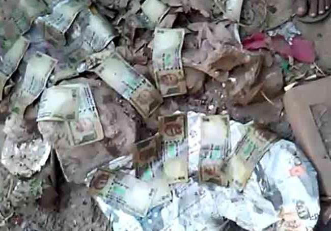 नाले की सफाई में मिले 500 और 1000 के पुराने नोट, पुलिस हैरान