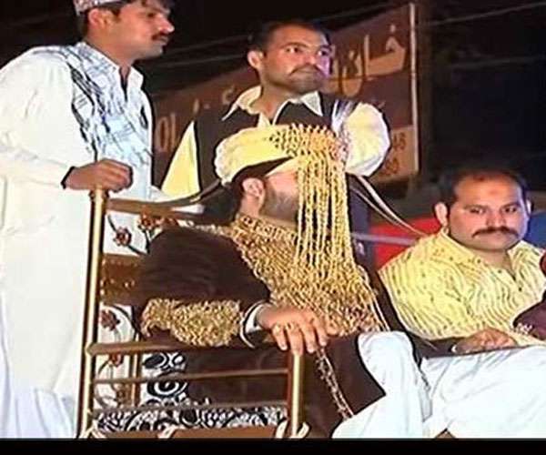 शेर पर सवार हो जब निकली इस दूल्हे की बारात तो देखने वाले दंग रह गये