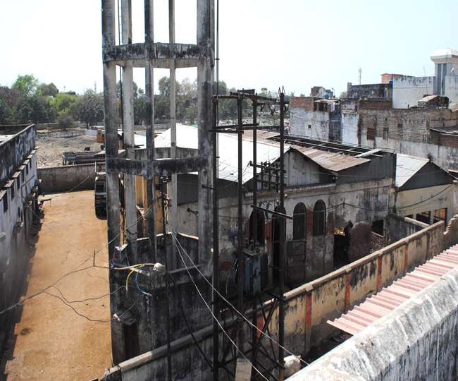 पहले दिन से असर, स्लाटर हाउसों पर लटकने लगे ताले