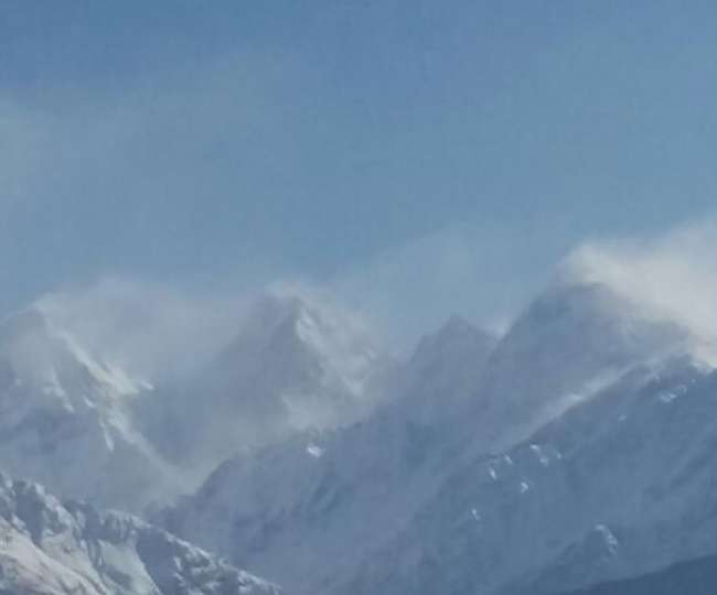 पिथौरागढ़ की पहाड़ियों में बर्फीले तूफान से छाई धुंध, जनजीवन सुरक्षित