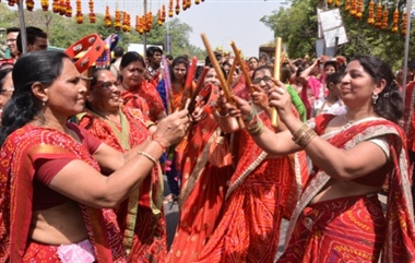 दादा गुरुदेव की शोभायात्रा में डांडिया रास
