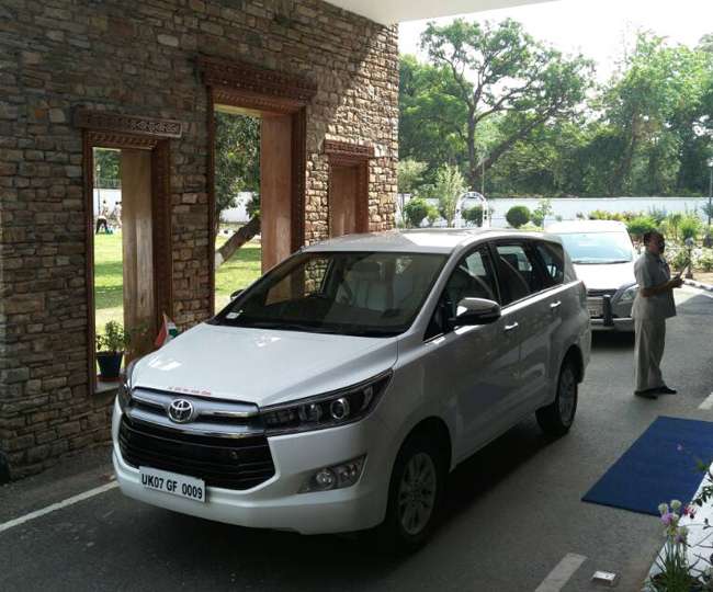 मुख्यमंत्री समेत सभी मंत्रियों ने अपने सरकारी वाहन से हटवाई लाल बत्ती