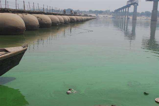 बनारस में बदला गंगाजल का रंग