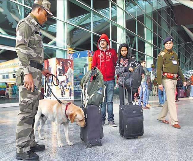 हवाई अड्डों में तैनात CISF जवान ड्यूटी पर नहीं ले जा सकेंगे मोबाइल