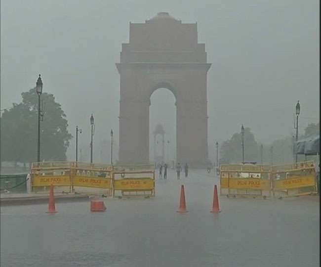 दिल्ली-NCR में झमाझम बारिश, मौसम हुआ सुहावना