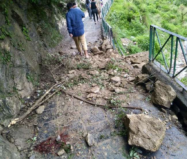 भागसूनाग वाटर फाल में पहाड़ी से पत्थर गिरे, आठ माह की मासूम की मौत व सात पर्यटक घायल