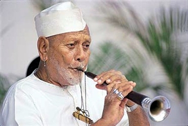 कभी गंगा की गोद में गूंजती थी शहनाई