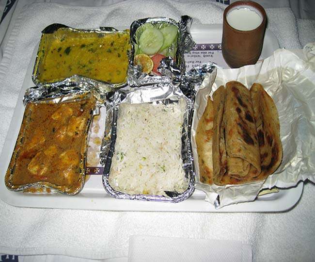 अच्छी खबर: रेलवे हर दो घंटे के बाद ताजा भोजन मुहैया करायेगा