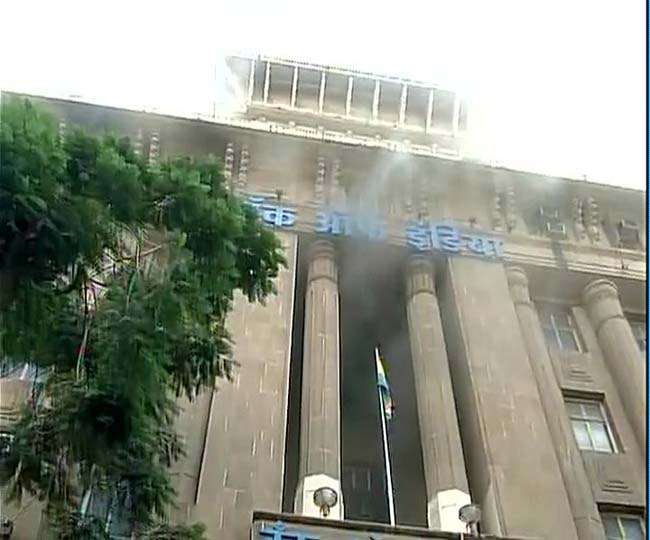 मुंबई में बैंक आफ इंडिया की इमारत में लगी आग