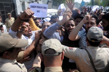 'गद्दार का इलाज गोली' पर मचा बवाल