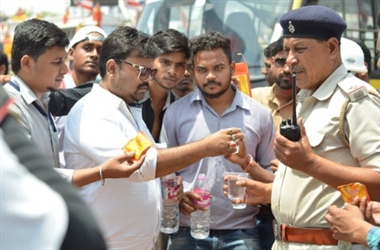 ट्रैफिक पुलिस को पिलाया गया ओआरएस का घोल