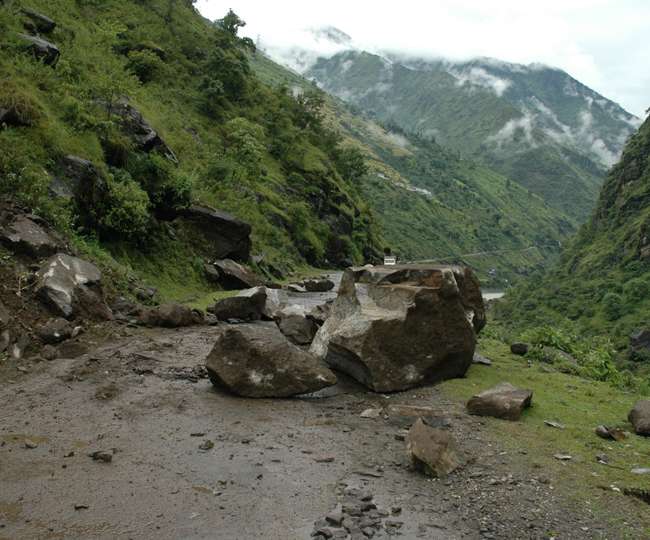 मलबा आ जाने से कैलास-मानसरोवर यात्रा मार्ग बंद